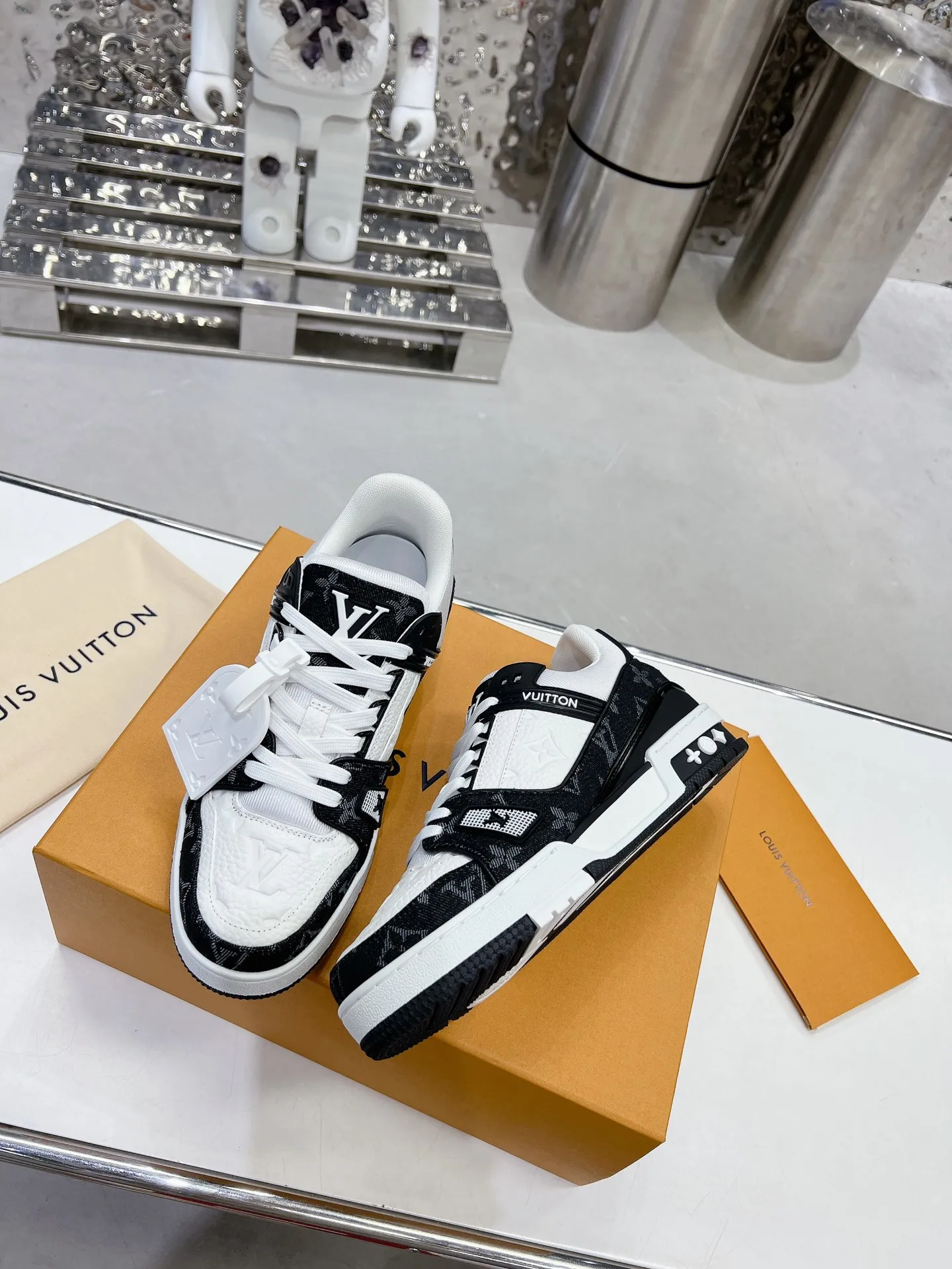 👟👟Ex-factory price 840👟👟 Women's Shoes Factory LV top version 2023 new model Purchasing quality LV~Louis Vuitton Lv TRAINER's best-looking sneakers, Donkey Brand strongly promotes new products, official website limited edition retro basketball sneakers! Both high-cut and low-cut products cost money to purchase an accurate 1:1 replica of the original version. The details are invincible and full of sincerity. The imported and customized original cowhide leather is the same as the original version. The details are 100% restored. The private model customizes the original one-piece T👟👟 ex-factory price U outsole. It is different from other brands. Without the original version, this effect cannot be achieved!    Men's and women's models 35-40 39-45 (45 and 46 are customized and cannot be returned or exchanged)
